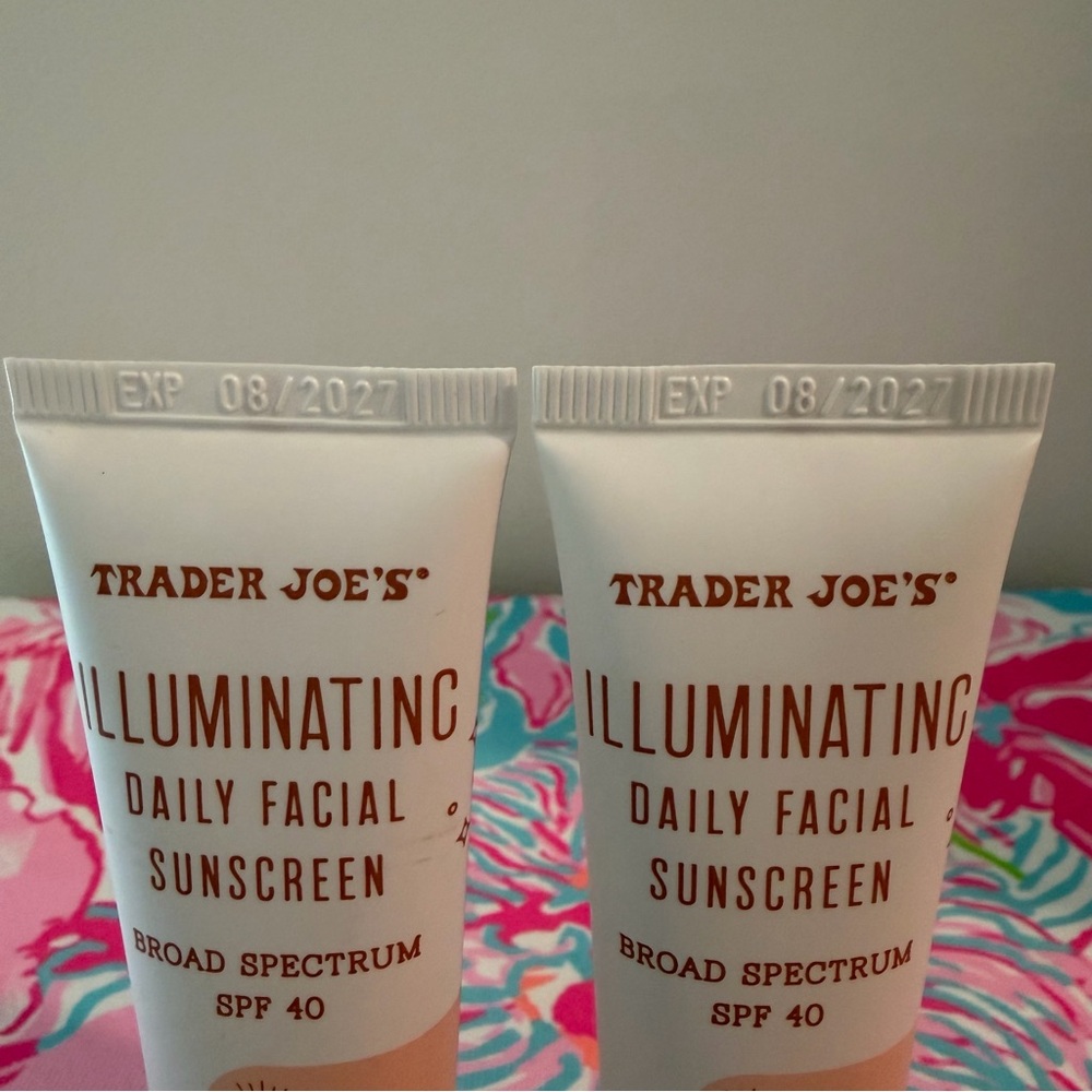 NEW, SEALED Trader Joe's Illuminating Daily Facial Sunscreen SPF 40 1oz x2 - Picture 2 of 6